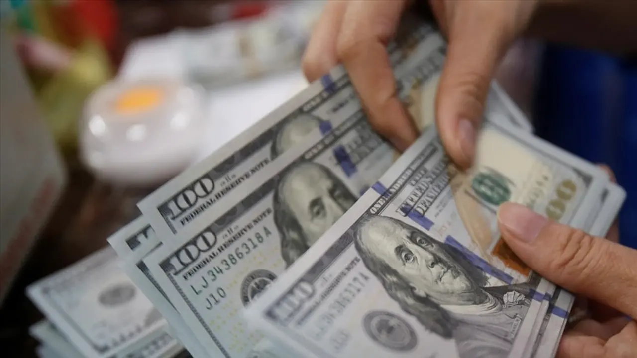 تراجع سعر الصرف.. البنك المركزي يكشف عن تحديثات جديدة مقابل الدولار الأمريكي